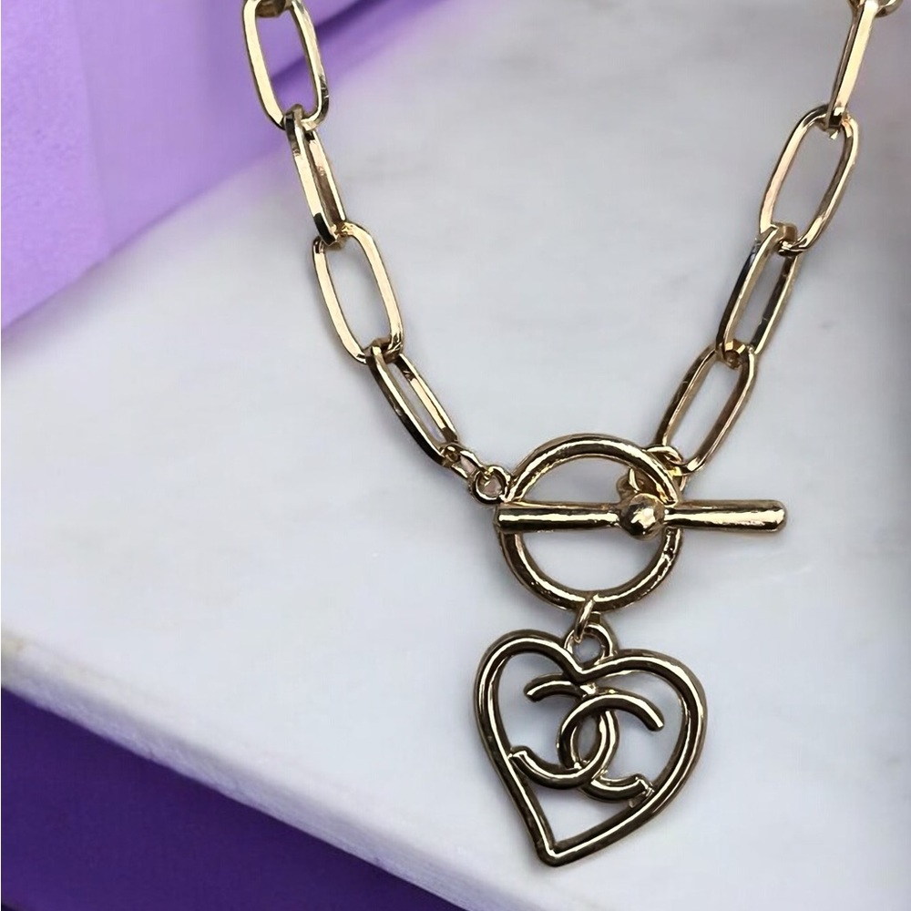 CHANEL GOLD RESIN HEART PULL CHARM ON GOLD PLATED CHAIN 💜